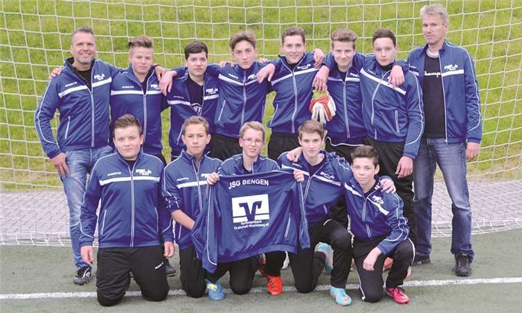 Die C1-Junioren der JSG Bengen freuen sich über neue Trainingsanzüge.privat