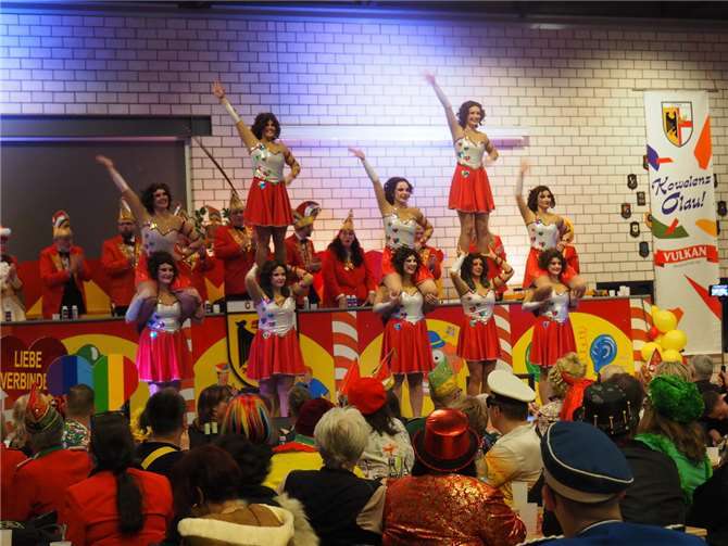 Mit abwechslungsreichem Programm in der Kaserne absolut überzeugt Die CCKK-Showtanzgruppe zeigte ihr Können. Fotos: Hermann Hünerfeld