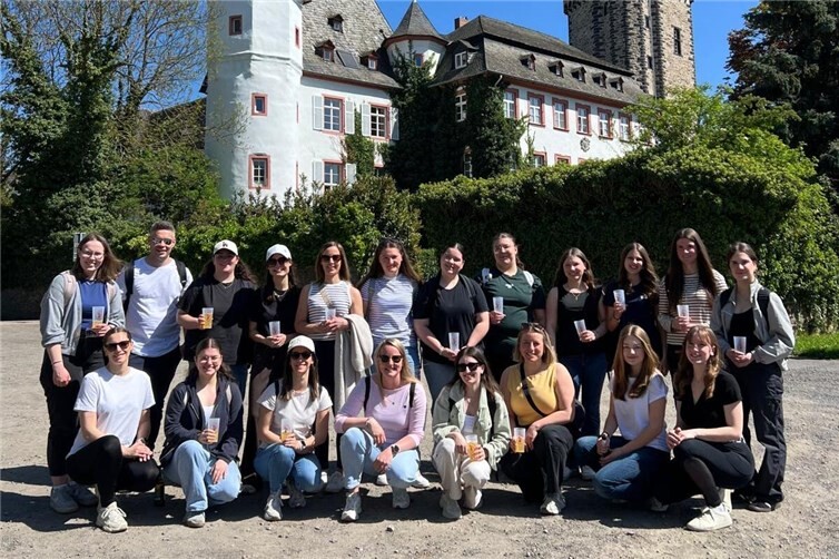 Die CCO-Tanzgarde zu Beginn ihrer Wanderung.