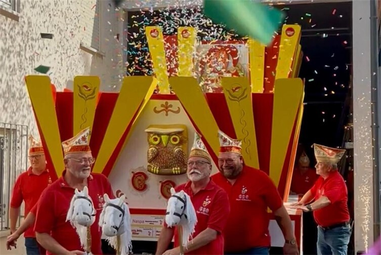 Die CCO- Wagenbauer präsentierten nach vielen Monaten ihrer Arbeit den neuen Kinder- und Jugendelferratswagen des Carneval Comite Oberlahnstein.