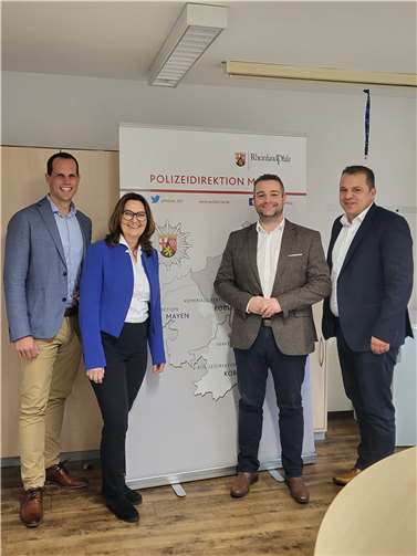 Die CDU-Abgeordnete Torsten Welling (2.v.r.) und Mechthild Heil (2.v.l.) und der neue Leiter der Polizeidirektion Mayen Ralf Durben (1.v.r.) und Kriminalrat Michael Vomland (1.v.l.).  Foto: privat