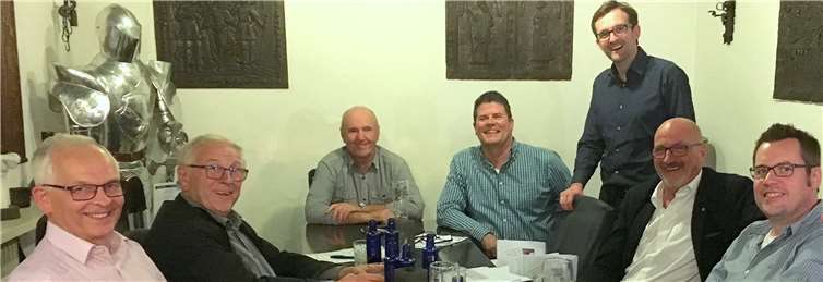 Die CDU-Adenau gratuliert Jugendpfleger Jürgen Schwarzmann zum 25-jährigen Dienstjubiläum und diskutiert mit ihm die Jugendarbeit in der Verbandsgemeinde Adenau. Foto: privat