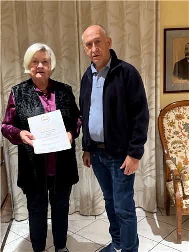 CDU Andernach gratuliert Hedda von Wedel Die CDU Andernach um ihren Vorsitzenden Martin Busch gratuliert Hedda von Wedel für ihre 50 jährige Mitgliedschaft in der Partei. Dr. Hans-Georg Hansen, Mitgliederbeauftragter des Stadtverbandes überreichte anlässlich eines gemeinsamen Treffens die vom Bundesvorsitzenden Dr. Friedrich Merz unterzeichnete Ehrenurkunde nebst Präsent. Foto: CDU Stadtverband Andernach