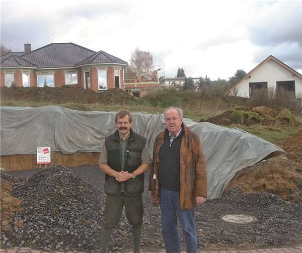 Die CDU-Arbeitskreismitglieder Erhard Günter (l.) und Bernhard Wiemer (r.) besichtigen das Baugelände Stromberg-Süd II.Privat