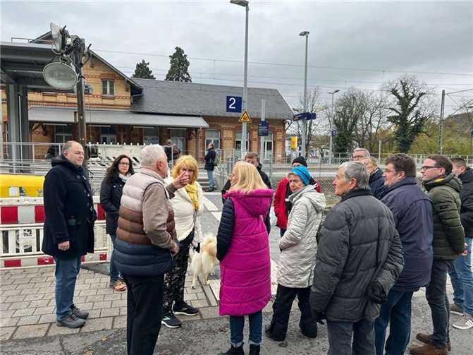 Die CDU Bad Breisig und Bürgermeister Marcel Caspers informierten sich über den Modernisierungsfortschritt des Bahnhofs. Foto: CDU Bad Breisig, Michael Schweikert