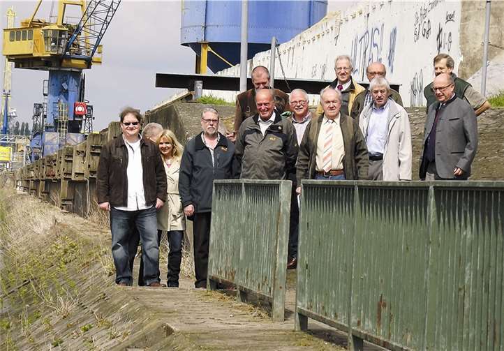 Die CDU Bendorf besichtigte mit dem Landtagsabgeordneten Josef Dötsch und dem Geschäftsführer der Rheinhafen GmbH, Klaus Kux, den Bendorfer Rheinhafen.  privat