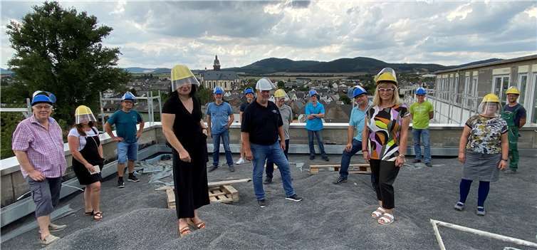 Die CDU-Bürgerblockfraktion Kruft auf der Dachterrasse der künftigen Seniorenresidenz Foto: privat