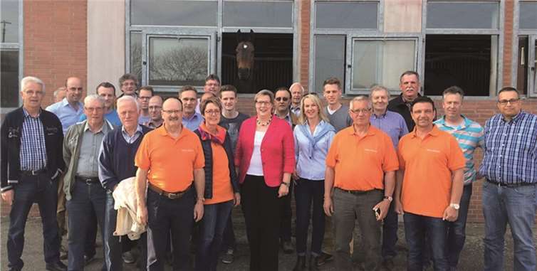 Die CDU-Bürgermeisterkandidatin Petra Kalkbrenner (Mitte) in der vielköpfigen Schar der Swisttaler Landwirte. privat