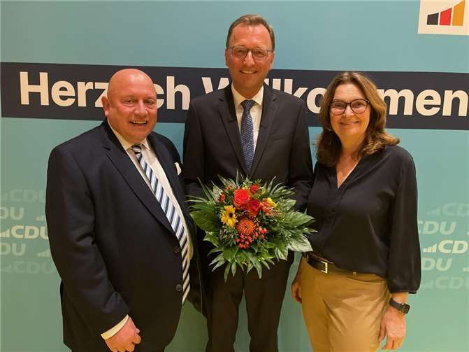 Die CDU-Bundestagsabgeordnete Mechthild Heil und der Vorsitzende der Mittelstands- und Wirtschaftsunion (MIT) Koblenz Leo Biewer mit Josef Oster (Mitte). Foto: privat