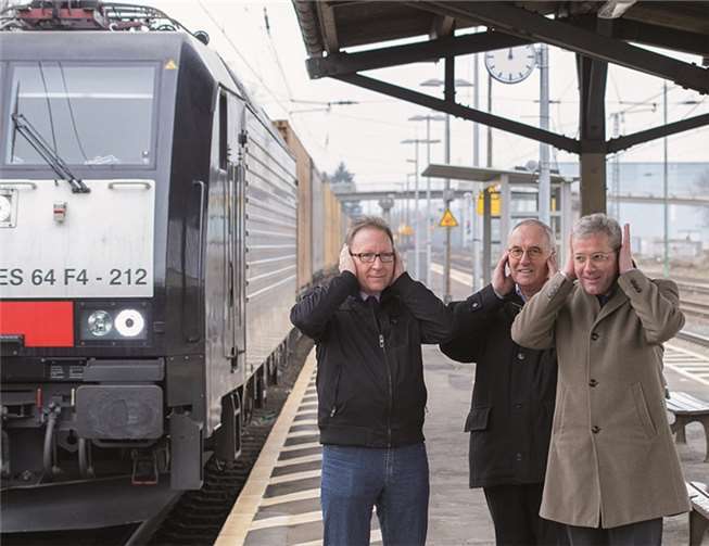 Die CDU-Bundestagsabgeordneten Erwin Rüddel (l.) und Dr. Norbert Röttgen (r.) zusammen mit dem Vorsitzenden der Bürgerinitiative BIN gegen Bahnlärm e.V. und Sprecher der Bürger Initiativen Netzwerk - Allianz für ein lebenswertes Rheintal. privat