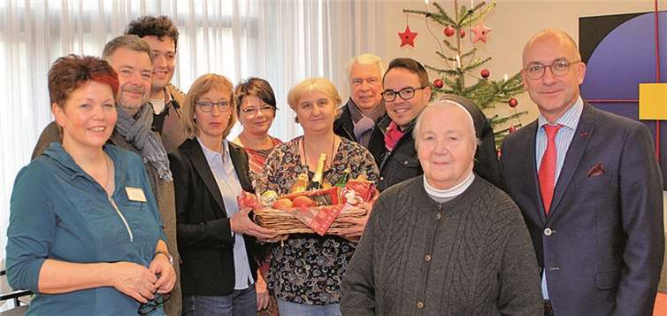 Die CDU-Delegation überreicht die Präsentkörbe. privat