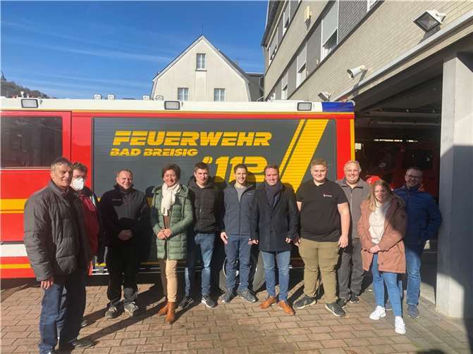 Die CDU-Delegation um Petra Schneider informiert sich in Begleitung von Bürgermeister Marcel Caspers bei der Feuerwehr der VG Bad Breisig.Foto: CDU