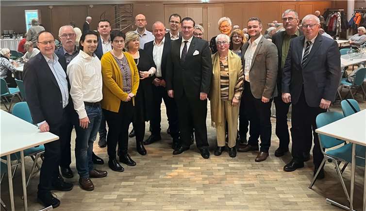 Die CDU Familie mit Stadtbürgermeister Gerd Klasen (8.v.l.) und Partei- und Fraktionsvorsitzender Gino Gilles (8.v.r.) bei ihrem diesjährigen Neujahrsempfang.  Foto: privat