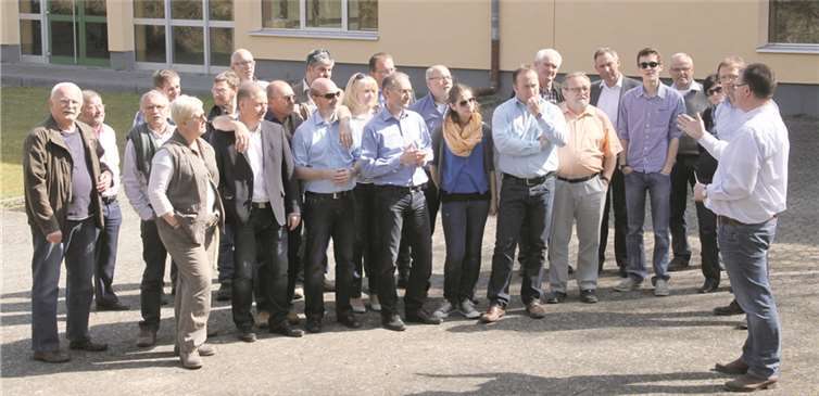 Die CDU-Fraktion begutachtet die Sanierung der Pfarrer-Bechtel Grundschule in Mendig.  Privat