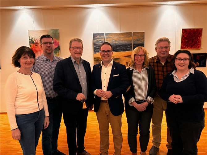 Die CDU-Fraktion hat einen neuen Vorstand. Von links: Beisitzerin Sabrina Gutsche, stellvertretender Vorsitzender Conny Lawenstein, der neue Vorsitzende Rainer Friedrich, sein Vorgänger Joachim Kühlwetter, die bisherige zweite Stellvertreterin Katja Kroeger, ihr Nachfolger Kai Drößler und die bisherige Geschäftsführerin Elena Dahmen. Nicht im Bild sind der neue Geschäftsführer Leo Breutigam, Beisitzer Michael Sell und Fraktionsjustiziar Michael Sperling. Die Tischglocke, die Kühlwetter an seinen Nachfolger übergab, war übrigens noch nie im Einsatz - weil die Diskussionen zwar manchmal hitzig, aber immer diszipliniert verlaufen.Foto: privat