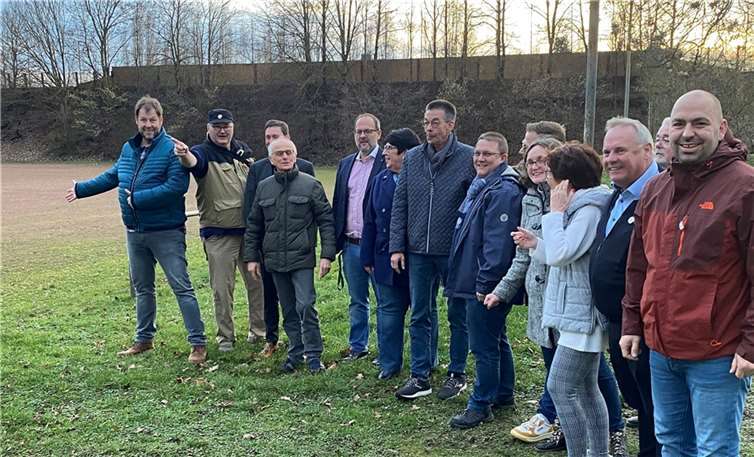 Die CDU-Fraktion im Neuwieder Stadtrat freut sich, dass der Förderbescheid aus Mainz jetzt vorliegt und damit die von ihrem Ortsverband Neuwied angestoßene und von der PAPAYA-Koalition beantragten Umgestaltung des alten Tennenplatzes im Sandkauler Weg zum „multifunktionalen Sportpark“ auf dem Weg ist. Quelle: CDU Neuwied