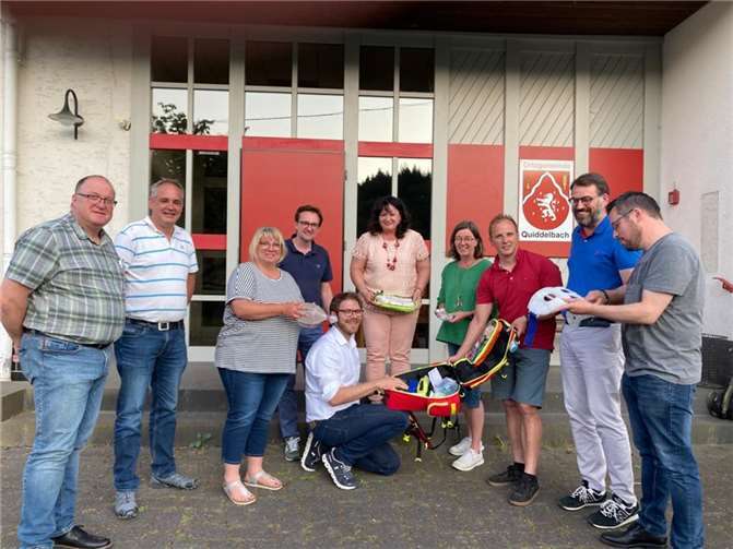 Die CDU-Fraktion im Verbandsgemeinderat machte sich bei der letzten Fraktionssitzung in Quiddelbach selbst ein Bild von der Ausrüstung der First Resonder.  Foto: privat