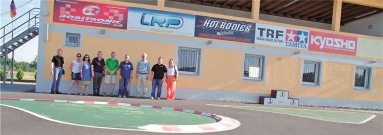 Die CDU-Fraktion um ihren Vorsitzenden Gerhard Masberg nutzte die Gelegenheit, sich gemeinsam mit Bürgermeister Claus Peitz vor Ort ein Bild von den schnellen Autos zu machen.privat