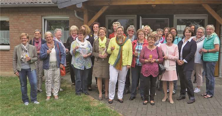Die CDU-Frauen mit Petra Kalkbrenner vor dem Josef-Bienentreu-Haus in Essig. privat