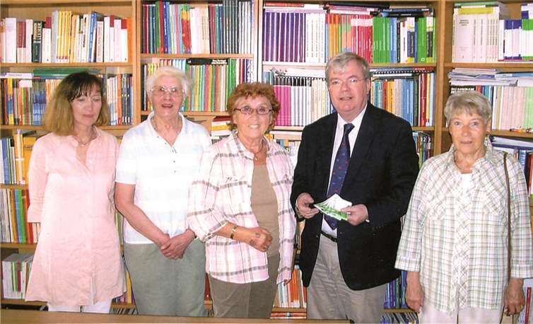 Die CDU-Frauenunion Rheinbach bei der Spendenübergabe an den Förderverein des Pallotti-Kollegs. Privat