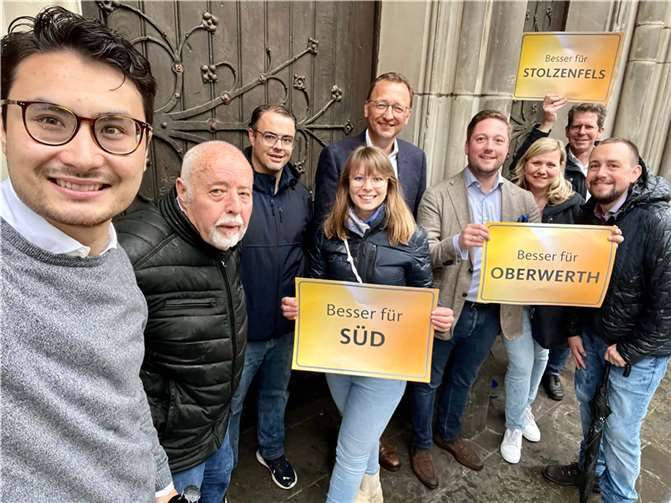 Die CDU-Gruppe ließ sich an diesem Tag auch nicht von dem starken Regen abhalten. So nutzten v.li. Philip Rünz, Kurt Hoffmann, Sebastian Krupp, Sandra Gratzfeld, Josef Oster, Dr. Fabian Freisberg, Daniela Nowak, Rudolf Kalenberg und Sebastian Gratzfeld den Eingang vor der St. Josef Kirche, um dort ein Foto im Trockenen zu machen.  Foto: Philip Rünz / CDU Koblenz