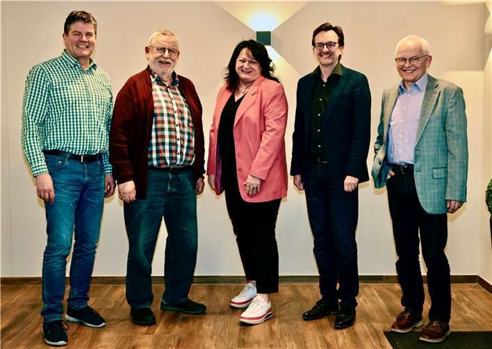 Die CDU-Kandidaten aus der Verbandsgemeinde Adenau für die Wahl des Kreistages am 9. Juni 2024: v.l. Dirk Lenzen, Udo Stratmann, Andrea Knechtges, Michael Korden, Udo Seifen. Foto: Foto Dreschers
