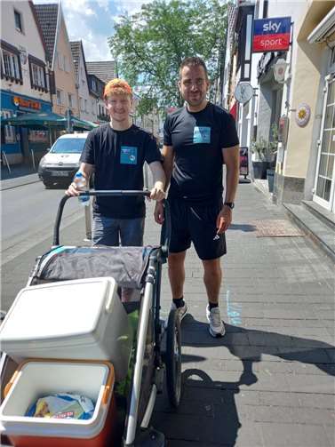 Kostenlose Wasserverteilung bei Hitze Die CDU-Kandidaten zeigen Einsatz für Rheinbacher Bürger. Foto: privat