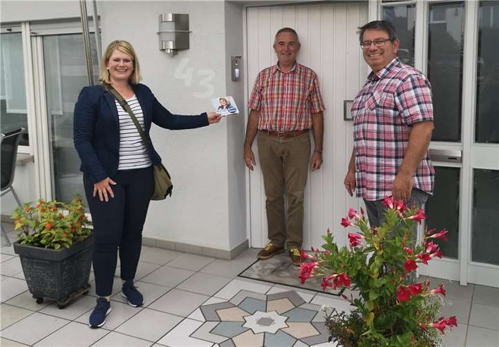 Die CDU-Kandidatin für die Wahl zum Bürgermeister der Verbandsgemeinde Wirges, Alexandra Marzi, eröffnete in der Stadt Wirges ihre „1000-Türen-Tour“. Foto: CDU Wirges