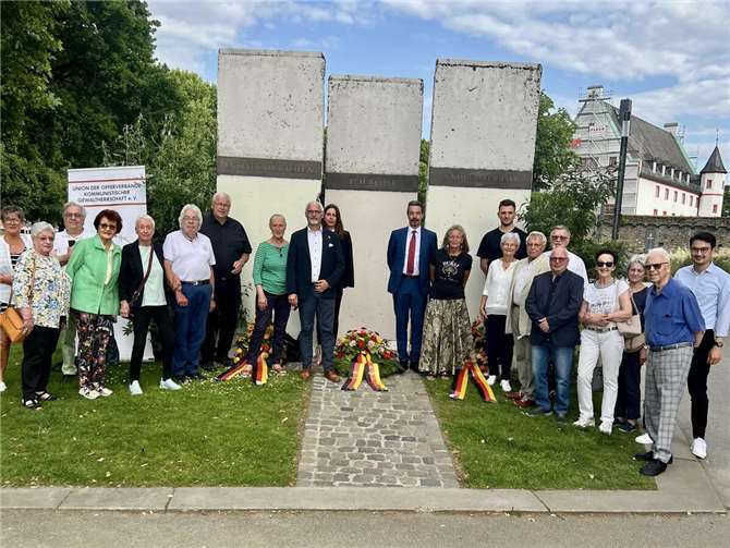 Die CDU Koblenz hatte zu einer Gedenkveranstaltung eingeladen. An den Segmenten der Berliner Mauer lauschten die Gäste bewegenden Zeitzeugenberichten.  Foto: Philip Rünz