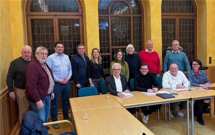 Die CDU-Kreistagsfraktion Ahrweiler im Gespräch mit Hermann-Josef Pelgrim von der Aufbau- und Entwicklungsgesellschaft Bad Neuenahr-Ahrweiler (sitzend, l.)Foto: W. Busch
