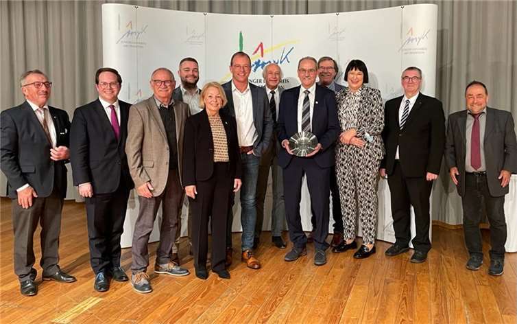 Die CDU-Kreistagsfraktion Mayen-Koblenz gratuliert ihrem langjährigen Mitglied Dieter Winkel zur Auszeichnung mit dem Wappenteller des Landkreises. Foto: CDU-Kreistagsfraktion Mayen-Koblenz