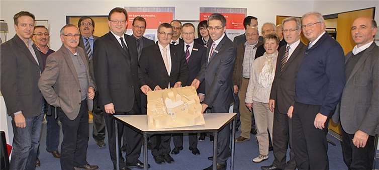 Die CDU-Kreistagsfraktion machte sich im Rahmen einer Ortsbesichtigung nicht nur ein Bild von dem Modell des Neubaus, sondern besichtigte auch die Baustelle der Kreissparkasse Mayen (in der Mitte: CDU-Fraktionsvorsitzender Georg Moesta, Landrat Dr. Alexander Saftig, Vorstandsvorsitzender Peter Schaaf und das Vorstandsmitglied Karl-Josef Esch). privat