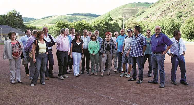Die CDU-Kreistagsfraktion und Mechthild Heil MdB beim Ortstermin am Sportplatz Dernau. privat