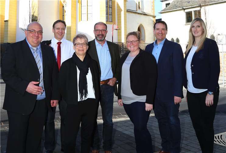 Die CDU-Kreistagskandidaten (v.l.) Dr. Helmut Rönz, Horst Hohn, Silke Schüller, Peter Moskopp, Natalja Kronenberg, Thomas Przybylla und Selina Flöck laden zur „Mayen-Koblenzer Runde“ nach Kettig ein. Quelle:CDU-Gemeindeverband Weißenthurm