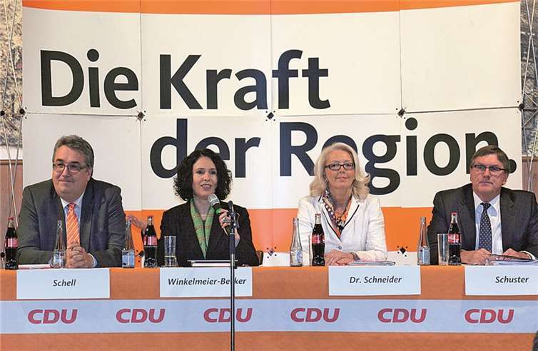 Die CDU-Kreisvorsitzende Elisabeth Winkelmeier-Becker (Zw.v.l.) moderierte die Vorstellungsrunde der drei Aspiranten, die als Kandidat der CDU in die Direktwahl zum Landrat des Rhein-Sieg-Kreis gehen wollen (v.l.): Georg Schell, Dr. Hildegard Schneider und Sebastian Schuster. VJ