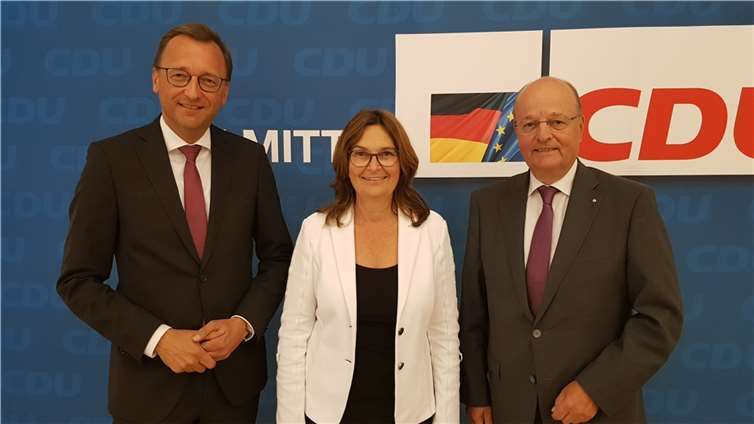 Die CDU-Kreisvorsitzende MdB Mechthild Heil und der Bundestagsabgeordnete Josef Oster (links) gratulierten dem langjährigen Kreisvorsitzenden Dr. Adolf Weiland (rechts) zur Wahl als Ehrenvorsitzenden.