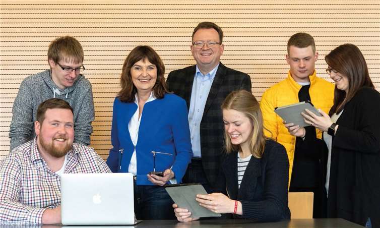 Die CDU-Kreisvorsitzende Mechthild Heil MdB (3.v.l.) und der CDU-Fraktionsvorsitzende im Kreistag Georg Moesta (4.v.l.) begrüßen den Einsatz der SORMAS Software im Kreis Mayen-Koblenz.Foto: privat