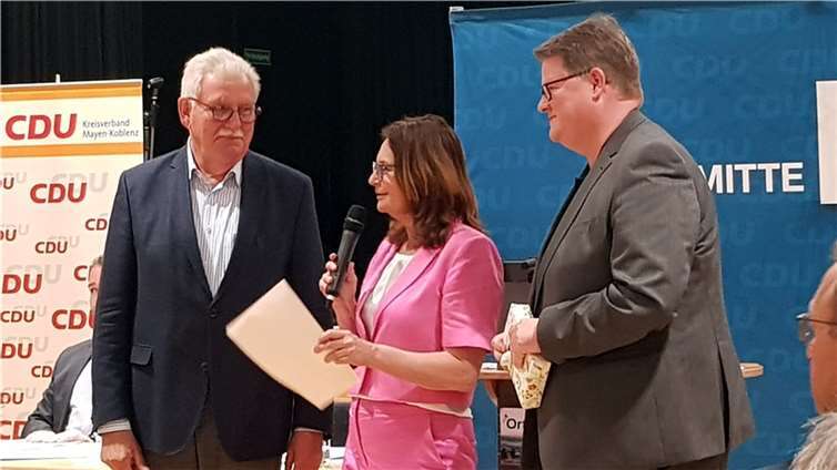 Die CDU-Kreisvorsitzende Mechthild Heil zeichnete das langjährige Mitglied des Europäischen Parlaments Werner Langen (links) für 50jährige Mitgliedschaft in der CDU aus. Zu den ersten Gratulanten gehörte sein Nachfolger Ralf Seekatz (rechts). Fotos: CDU Mayen-Koblenz