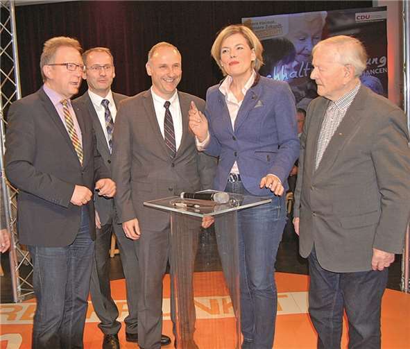 Die CDU-Landeschefin beim Treffpunkt in Rheinbrohl. V. links.: Erwin Rüddel (MdB), Oliver Labonde (Ortsbürgermeister von Rheinbrohl), Peter Haardt (Kandidat als Verbandsbürgermeister von Bad Hönningen), Julia Klöckner, Heinz Schwarz (Ex-Innenminister von Rheinland-Pfalz). FA