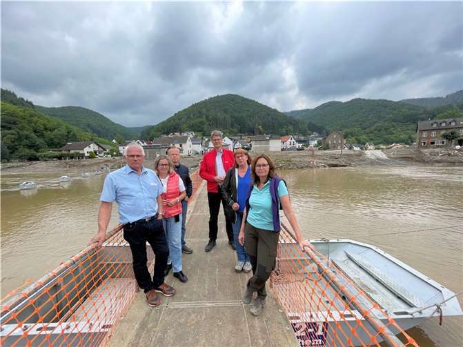 Die CDU-Landesgruppe Rheinalnd-Paflz verschaffte sich im Ahrtal einen Eindruck der Situation, hier in Rech an der gerade vom THW neu aufgebauten Fußgängerbrücke. Foto: privat