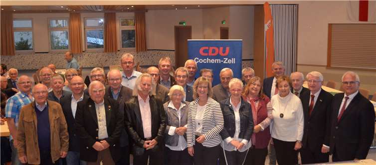 Die CDU-Landtagsabgeordnete Anke Beilstein (Bildmitte) ehrte langjährige Mitglieder der Partei im Kreis Cochem-Zell. Privat