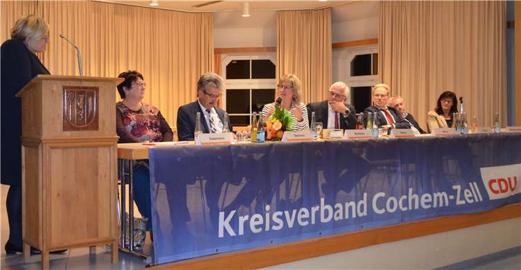 Die CDU-Landtagsabgeordnete und Kreisvorsitzende von Cochem-Zell, Anke Beilstein, stimmte die Mitglieder auf die Kommunalwahl im Mai 2019 ein. (v.li.). Dagmar Heib, Bettina Salzmann, Alfred Steimers, Anke Beilstein, MdL; Peter Bleser, MdB; Hans-Joachim Mons, Landrat Manfred Schnur, Stephanie Balthasar-Schäfer.Privat