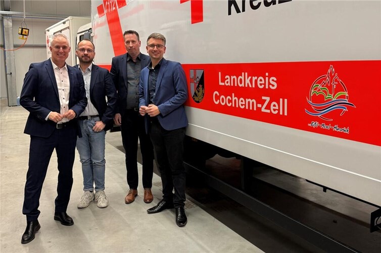 Die CDU-Landtagsabgeordneten Jens Münster (1. von rechts) und Dennis Junk (1. von links) beim Besuch der DRK-Geschäftsstelle in Cochem-Brauheck mit DRK-Präsidiumsmitglied Marco Steuer (2. von links) und Irenäus Bujok (2. von rechts) von der DRK-Geschäftsstelle. Foto: Heike Loosen