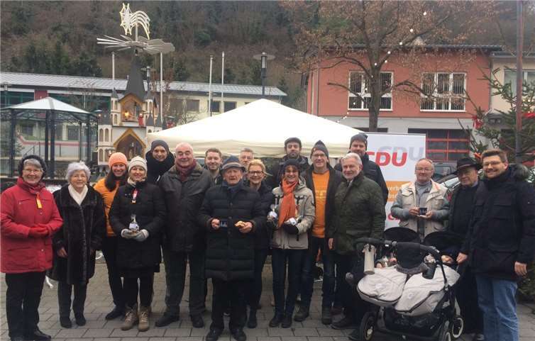 Die CDU Leubsdorf gemeinsam mit Passanten zur Weihnachtszeit an ihrem kleinen Stand.Privat