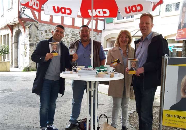 Die CDU-Mannschaft (v. l.) Faramarz Panjshiri, Kenneth Heydecke und Andreas Köpping am Infostand mit Ortsvorsteherkandidatin Rita Höppner. Foto: privat