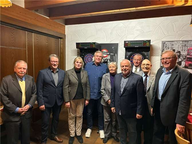 Die CDU Meckenheim dankte ihren treuen Mitgliedern. Im Bild von links: Ekke Freudenhammer, Rainer Friedrich, Gabi Sperling, Walther Kretz, Monika Lingk, Georg Warlich, Ferdinand Koll, Udo Peetz und Leonhard Müller. Foto: privat