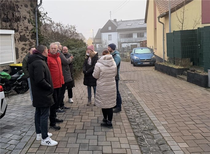 Die CDU Miesenheim hat mit den Anliegern der Löhrstraße und mit Ortsvorsteher Stefan Kneib einen Ortstermin durchgeführt, bei dem es um die Verkehrssicherheit, speziell für die Schulkinder, ging. Foto: CDU Miesenheim
