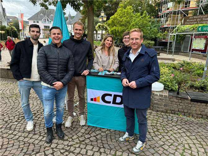 Die CDU-Mitglieder auf dem Marktplatz in Ahrweiler.  Foto: Peter Ropertz