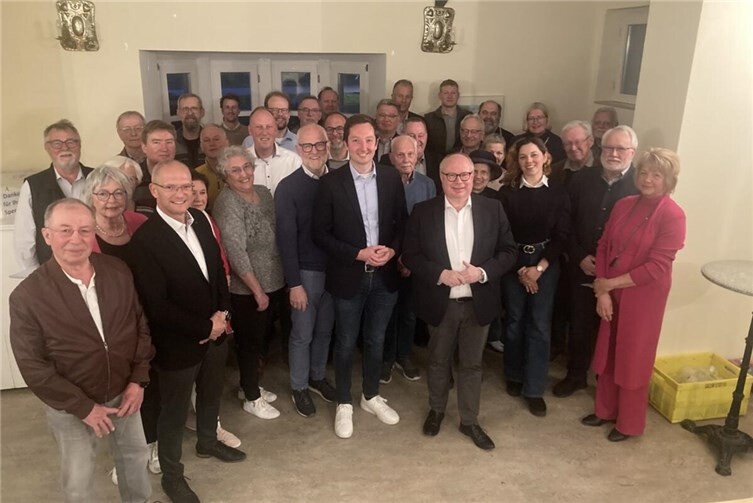 Die CDU-Mitglieder der Verbandsgemeinde Unkel sowie Kreis-Parteichef Jan Petry (hinter Wester) und der Landtagsabgeordnete Jürgen Schmied (vorn 2. von links) stehen geschlossen hinter Bürgermeister-Kandidat Korbinian Wester (vorn Mitte).