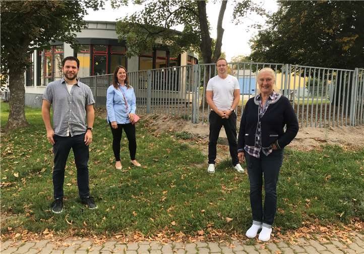 Die CDU-Mitglieder des Schulträgerausschusses Thomas Roos, Julia Kübler, Stefan Hofmann und Monika Sauer machen sich an der Balthasar-Neumann-Grundschule selbst ein Bild von einem bereits umgesetzten Grünen Klassenzimmer.Quelle: CDU-Ratsfraktion